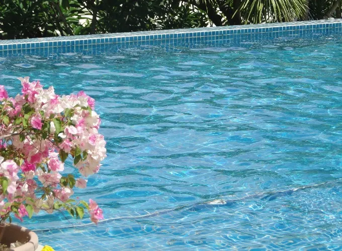 April Showers and Your Fiberglass Swimming Pool